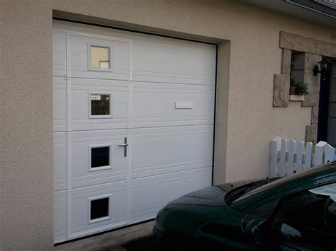 porte de garage avec hublot et portillon|Porte de garage sectionnelle lisse Portillon intégré avec hublots .